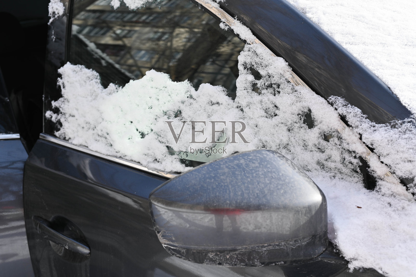 雪覆盖的汽车窗户照片摄影图片