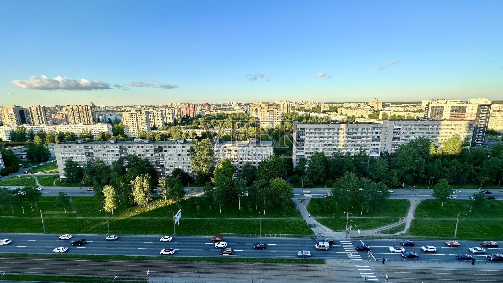 城市中绿草如茵、树木繁茂的夏日景色照片摄影图片