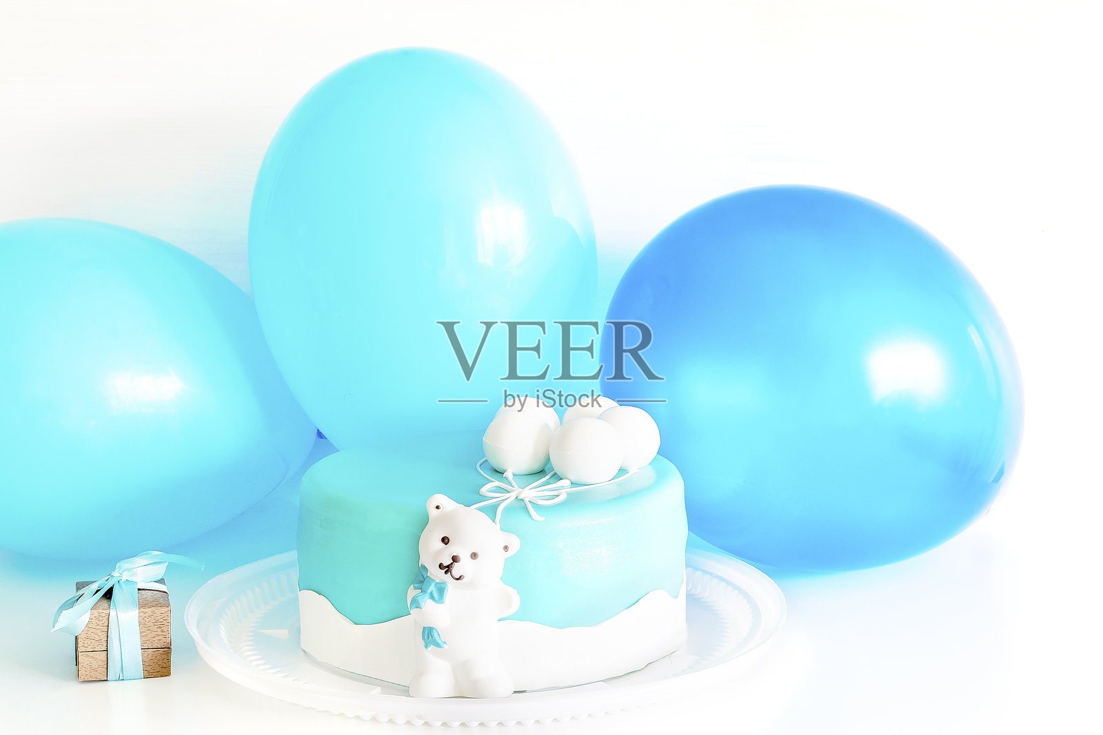 蓝色美味蛋糕，上面装饰着数字一的蜡烛和气球，适合孩子的第一次生日庆祝。以蓝色为主色调，适合男孩的婴儿洗礼派对，留有空白空间。照片摄影图片