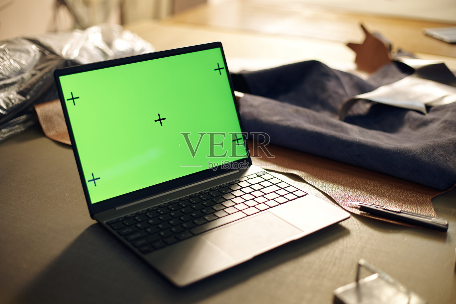 办公桌上的笔记本电脑与绿色屏幕照片摄影图片
