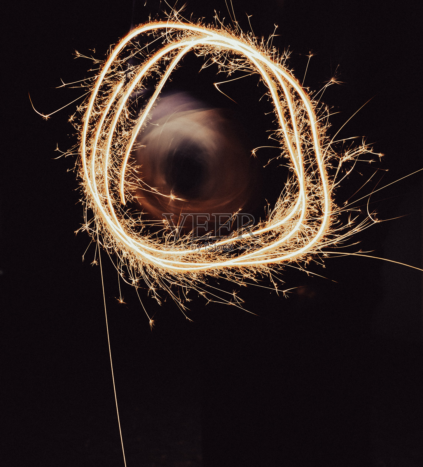 用冷光绘画。夜晚的节日冰冻灯光。闪烁的光轨。停灯绘画。新年乐趣。烟花背景。照片摄影图片