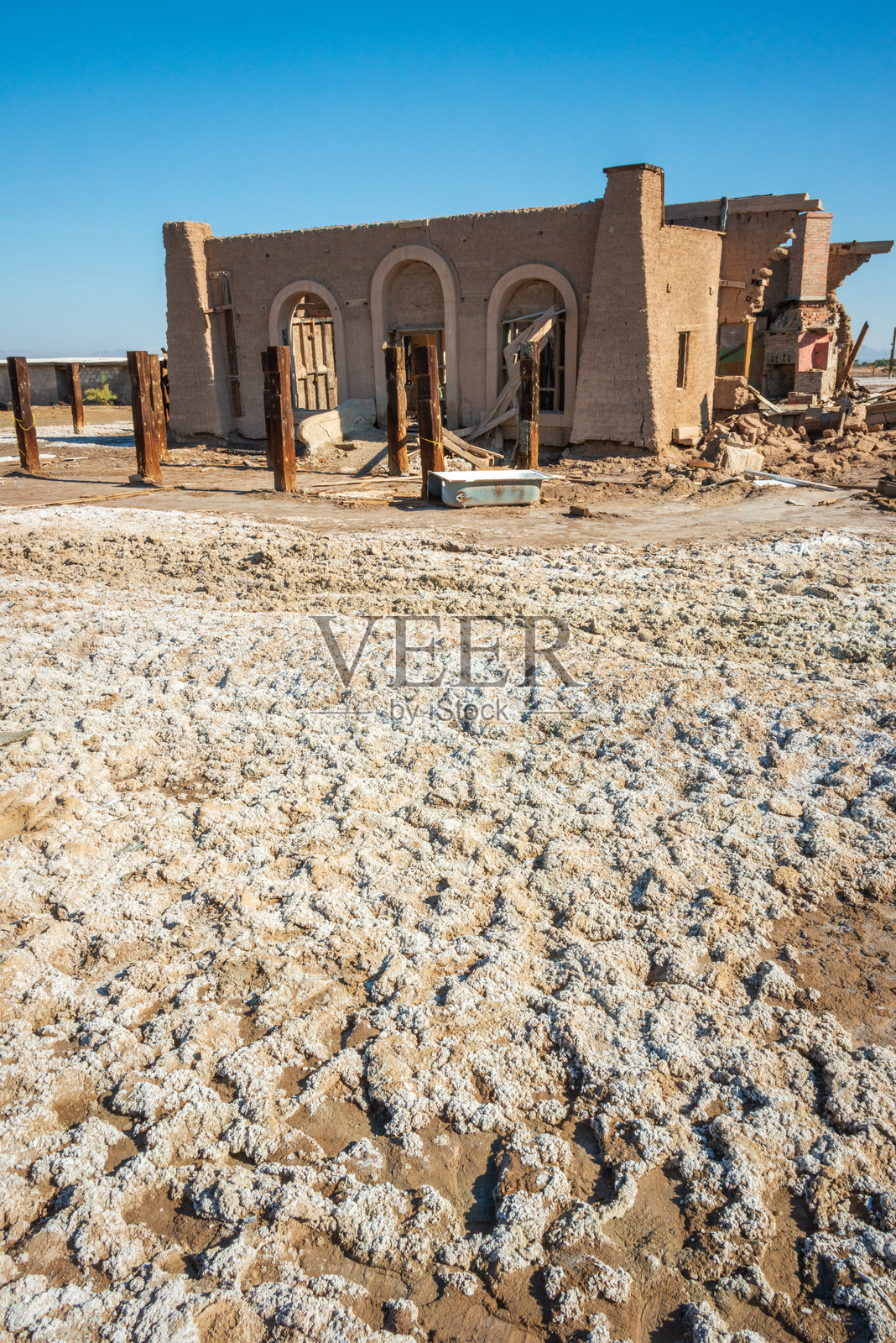 沙尔顿海的废弃房屋照片摄影图片