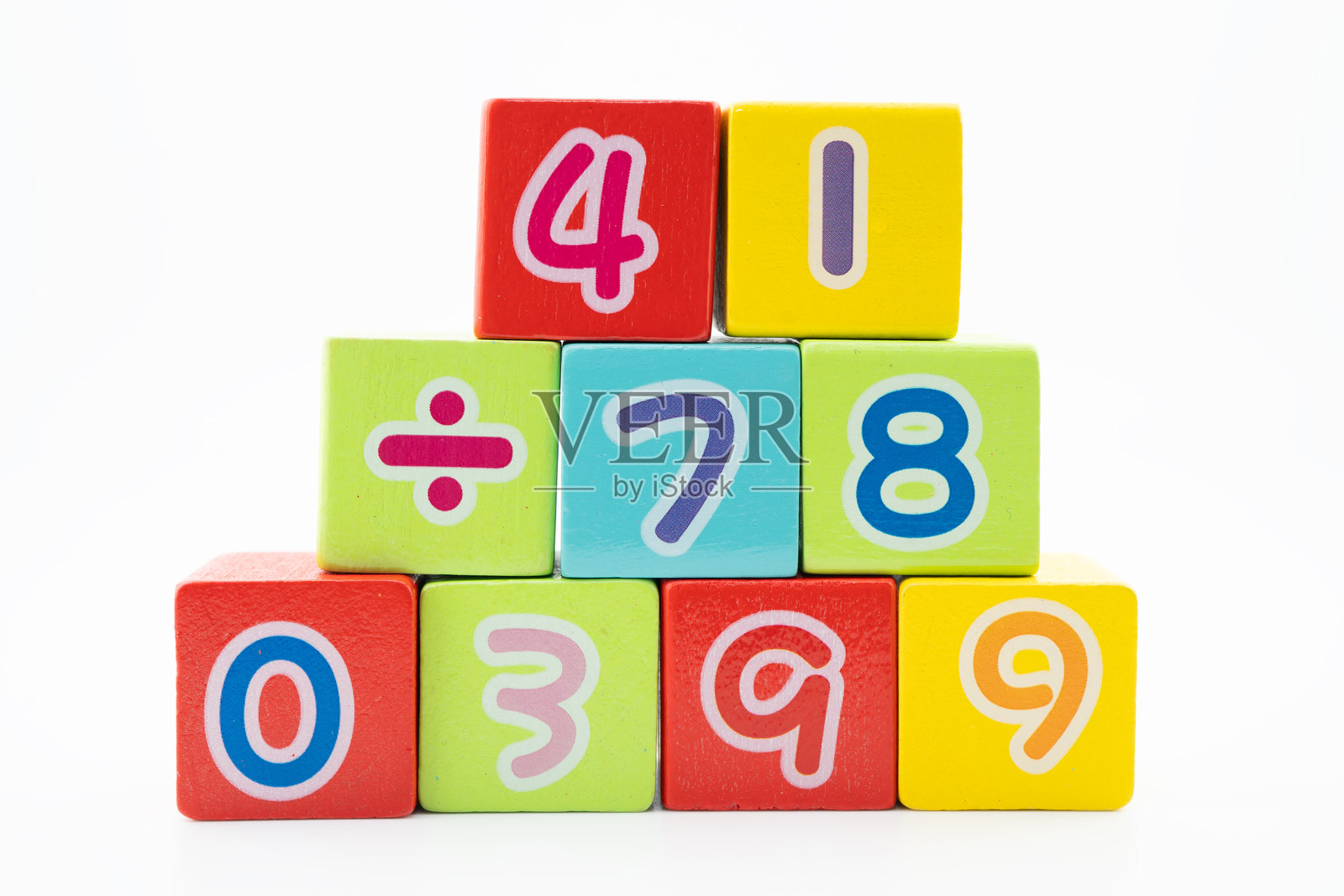 数字木块立方体用于学习数学，教育数学。照片摄影图片