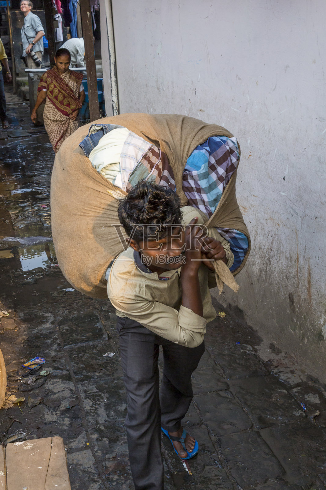 亚洲，印度，孟买。洗衣场（马哈拉克什米洗衣场），露天洗衣店。洗衣工被称为“dhobi”，在户外工作，清洗来自孟买酒店和医院的衣物和床单。建于1890年。照片摄影图片