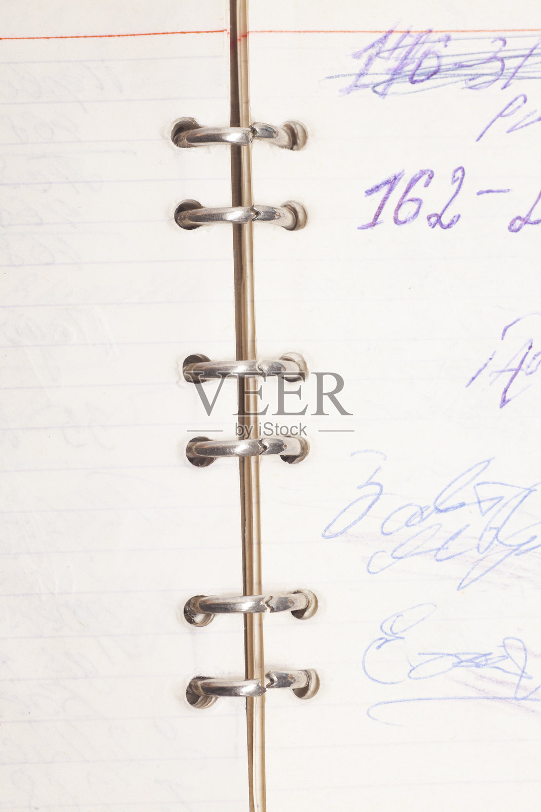 打开写有数字的旧记事本。照片摄影图片