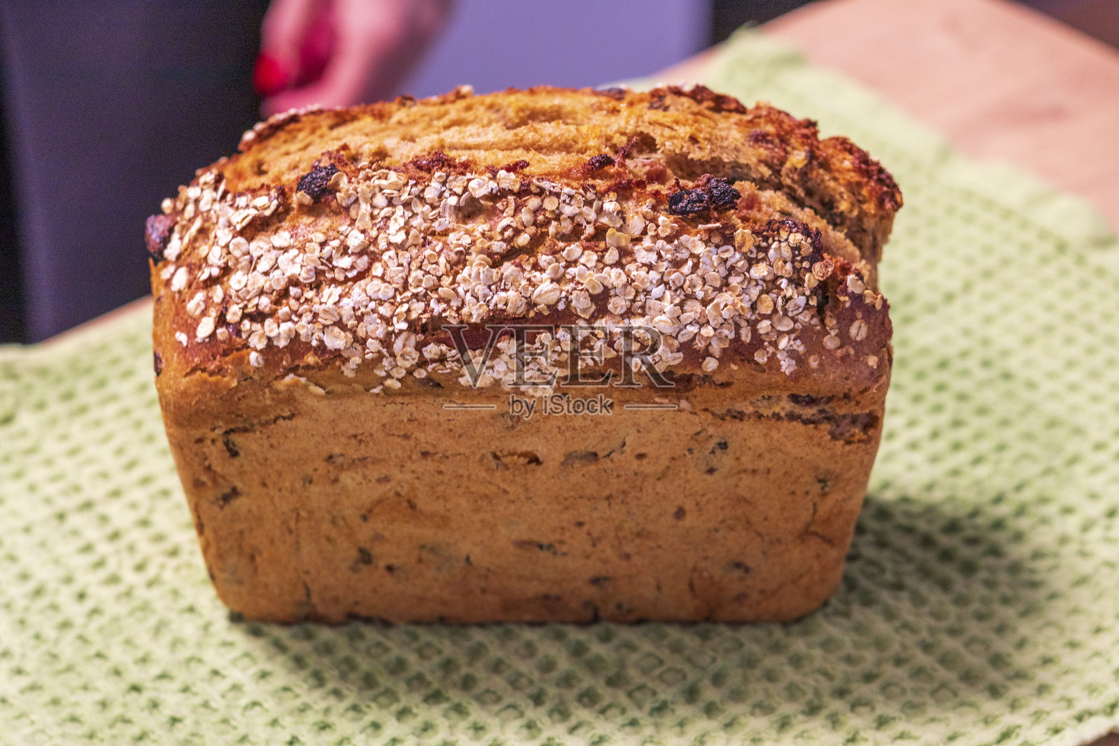 手工黑麦面包的特写镜头。烘焙中。照片摄影图片