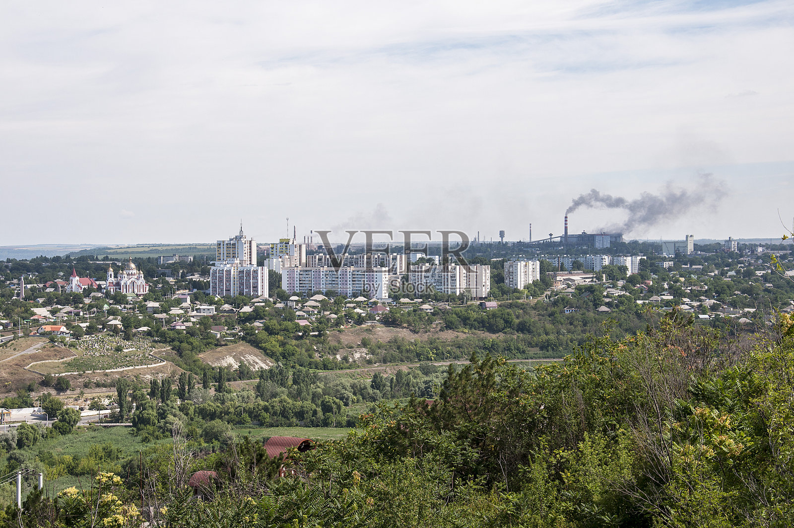 从山上俯瞰瑞布尼察市的景色。照片摄影图片