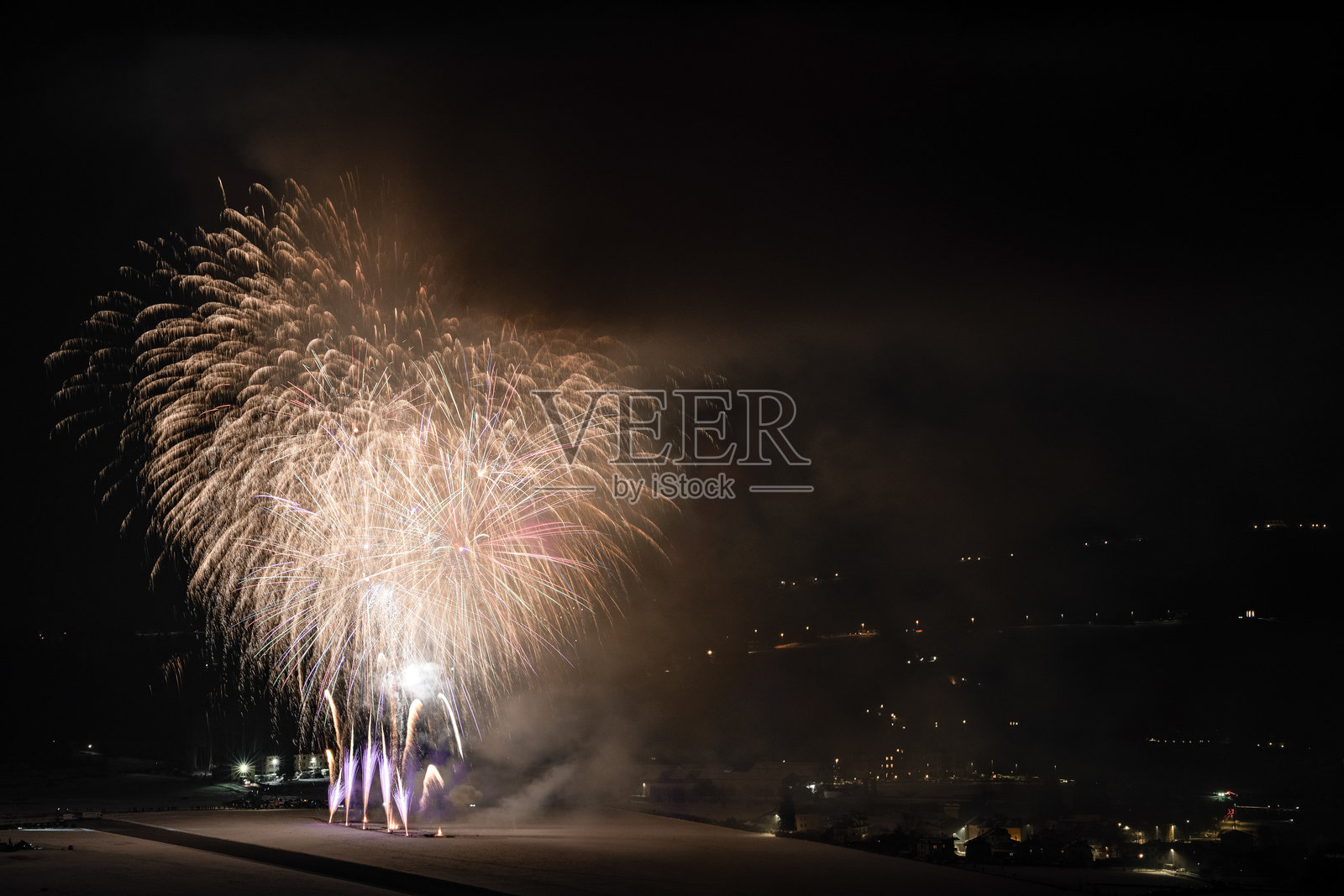 威尼斯阿尔卑斯山冬夜空中的烟花照片摄影图片