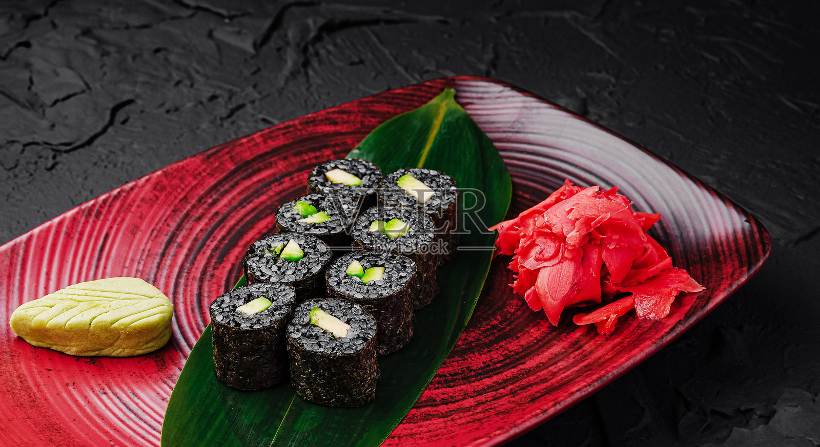 美味的寿司卷配有腌姜和芥末，摆放在色彩鲜艳的盘子上照片摄影图片