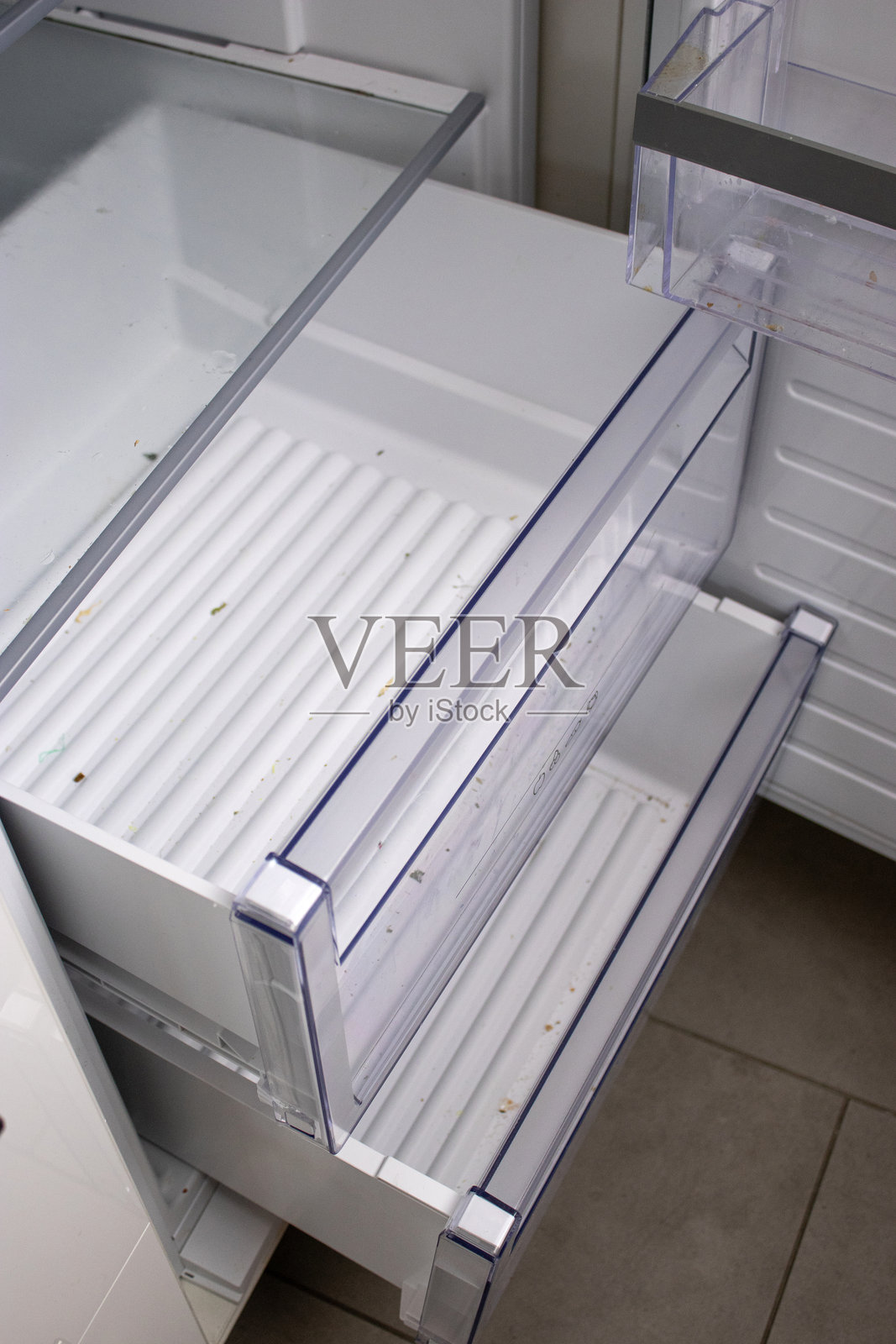 现代脏乱的冰箱架子特写，内部没有食物，需要清洁。照片摄影图片