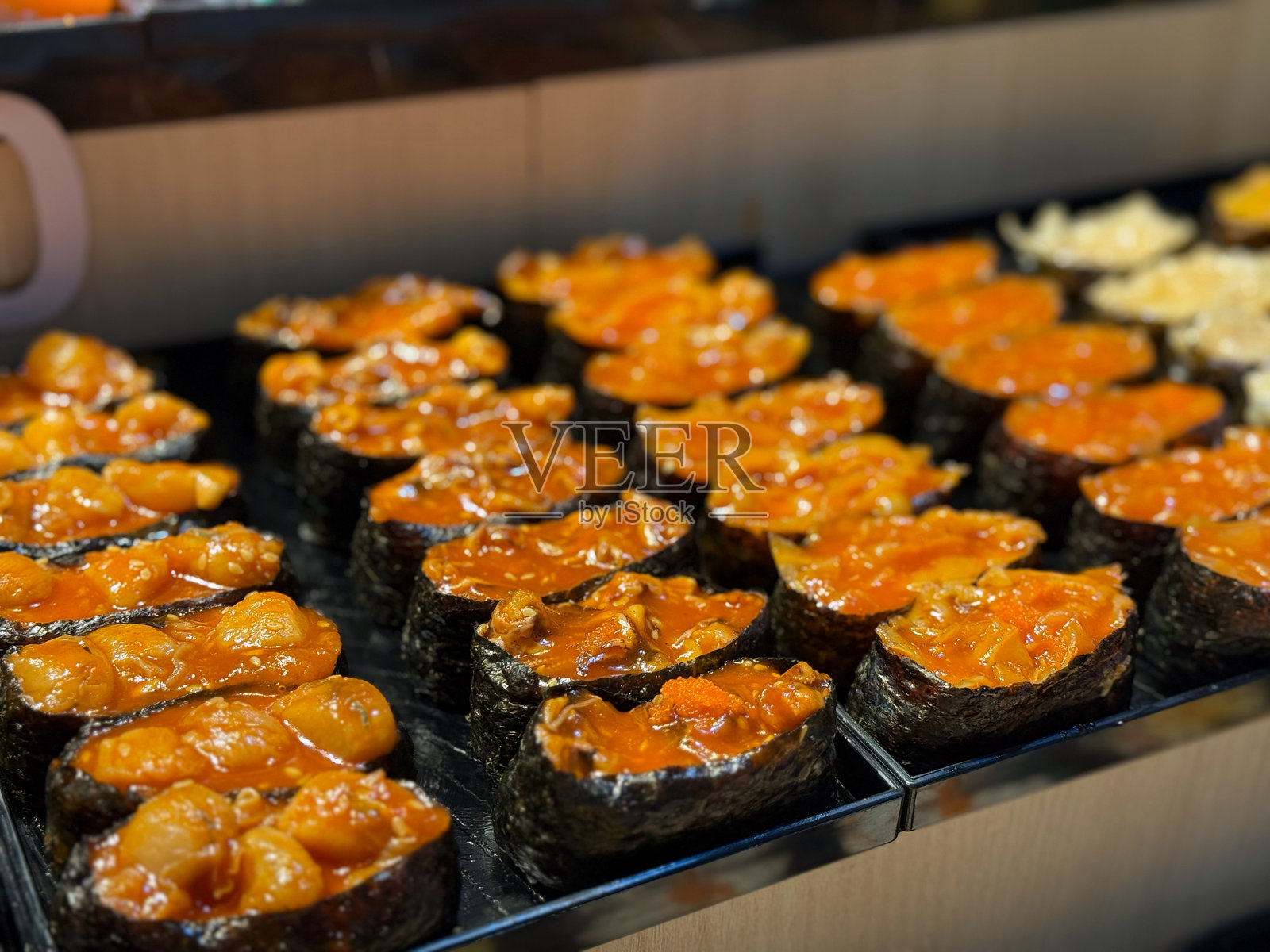 日本街头美食市场展示的寿司和卷。照片摄影图片