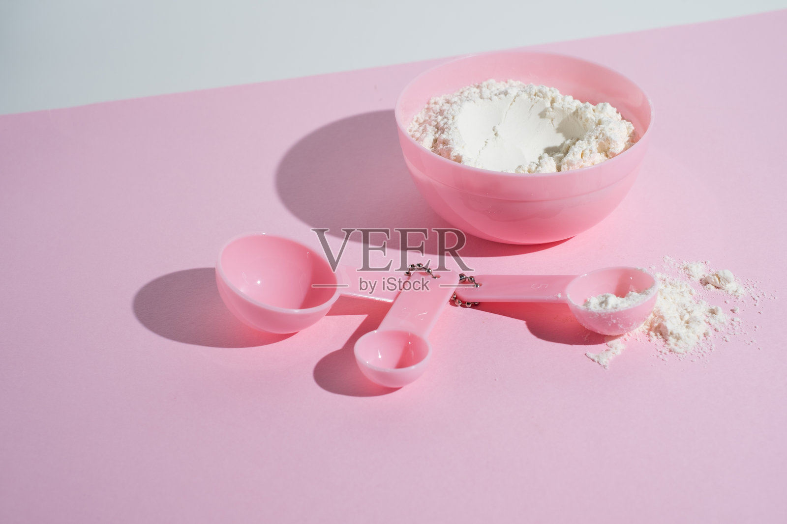 化妆泥 - 面部和身体护肤 - 在白色背景上。水疗概念照片摄影图片