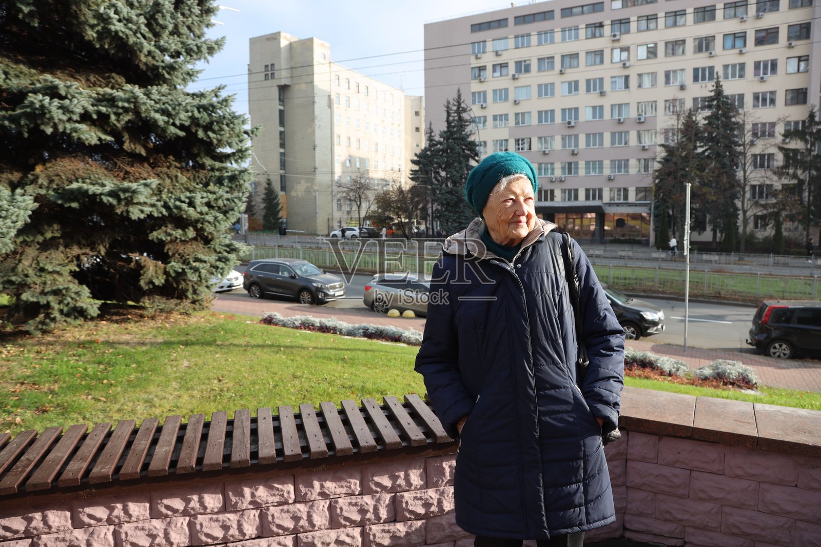 89岁活跃老年女性在城市散步的肖像照片摄影图片