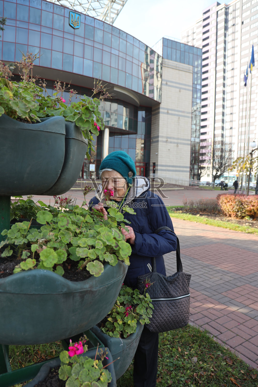89岁活跃老年女性在城市散步的肖像照片摄影图片
