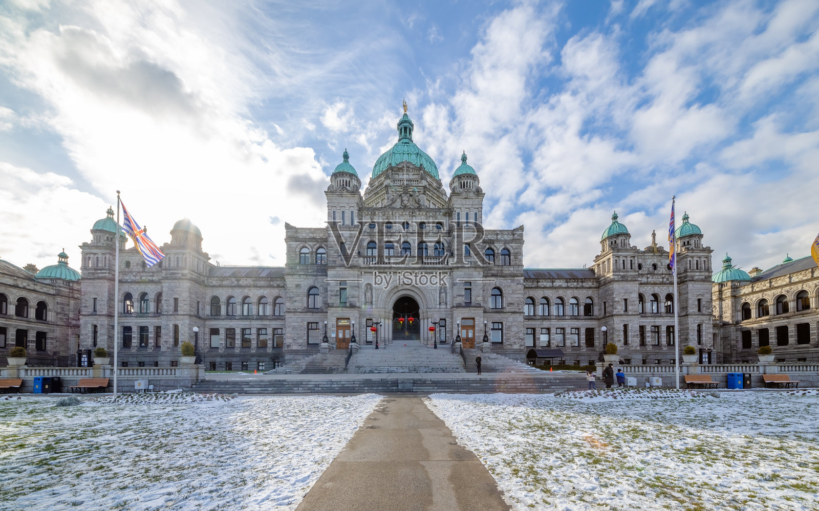 维多利亚不列颠哥伦比亚省议会大厦的宏伟建筑在冬季景观中熠熠生辉，标志性的圆顶和庄严的外立面映衬着周围的环境。照片摄影图片