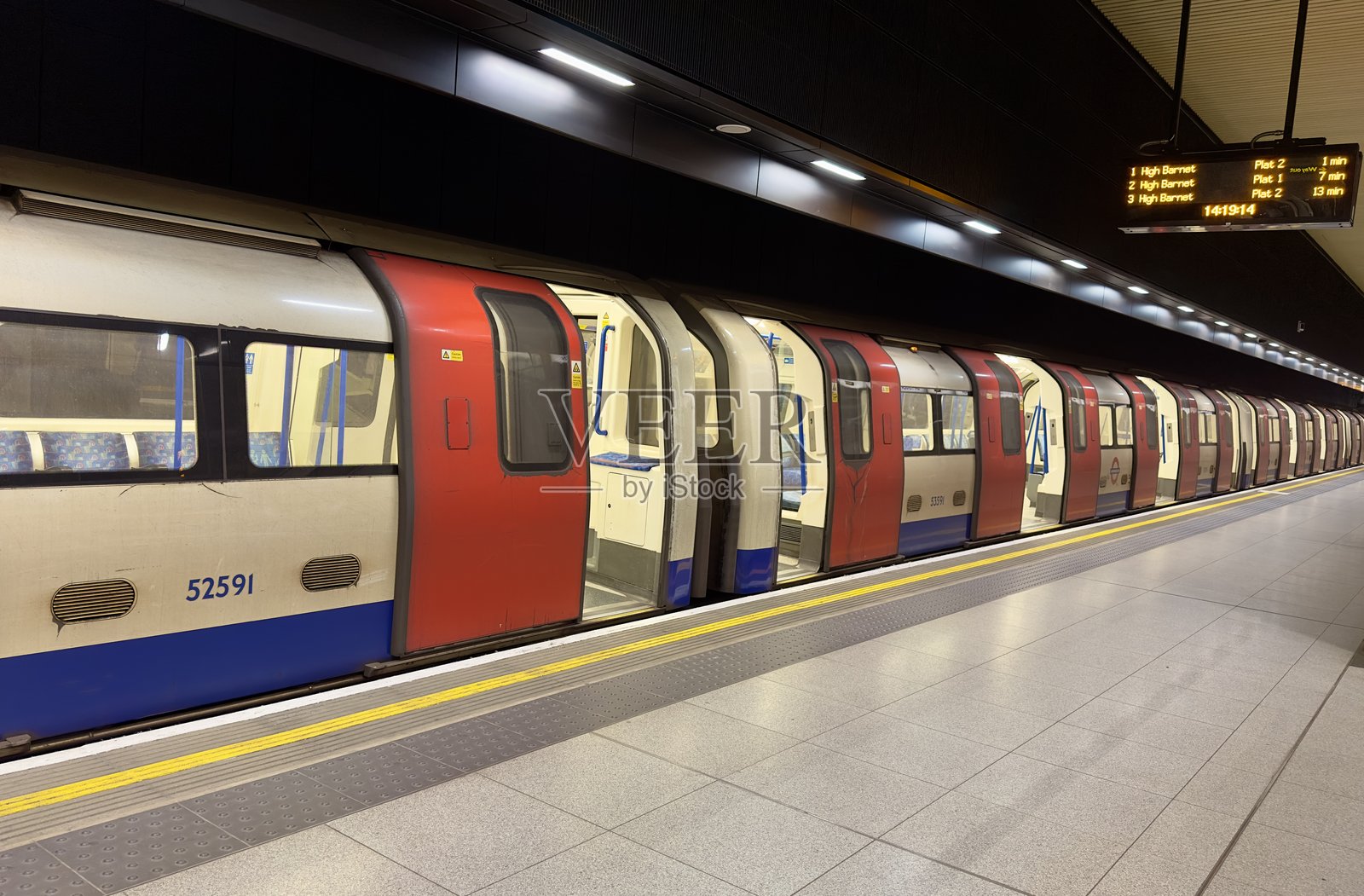 一列空荡荡的伦敦地铁列车在伦敦滑铁卢站的站台上等待乘客。照片摄影图片