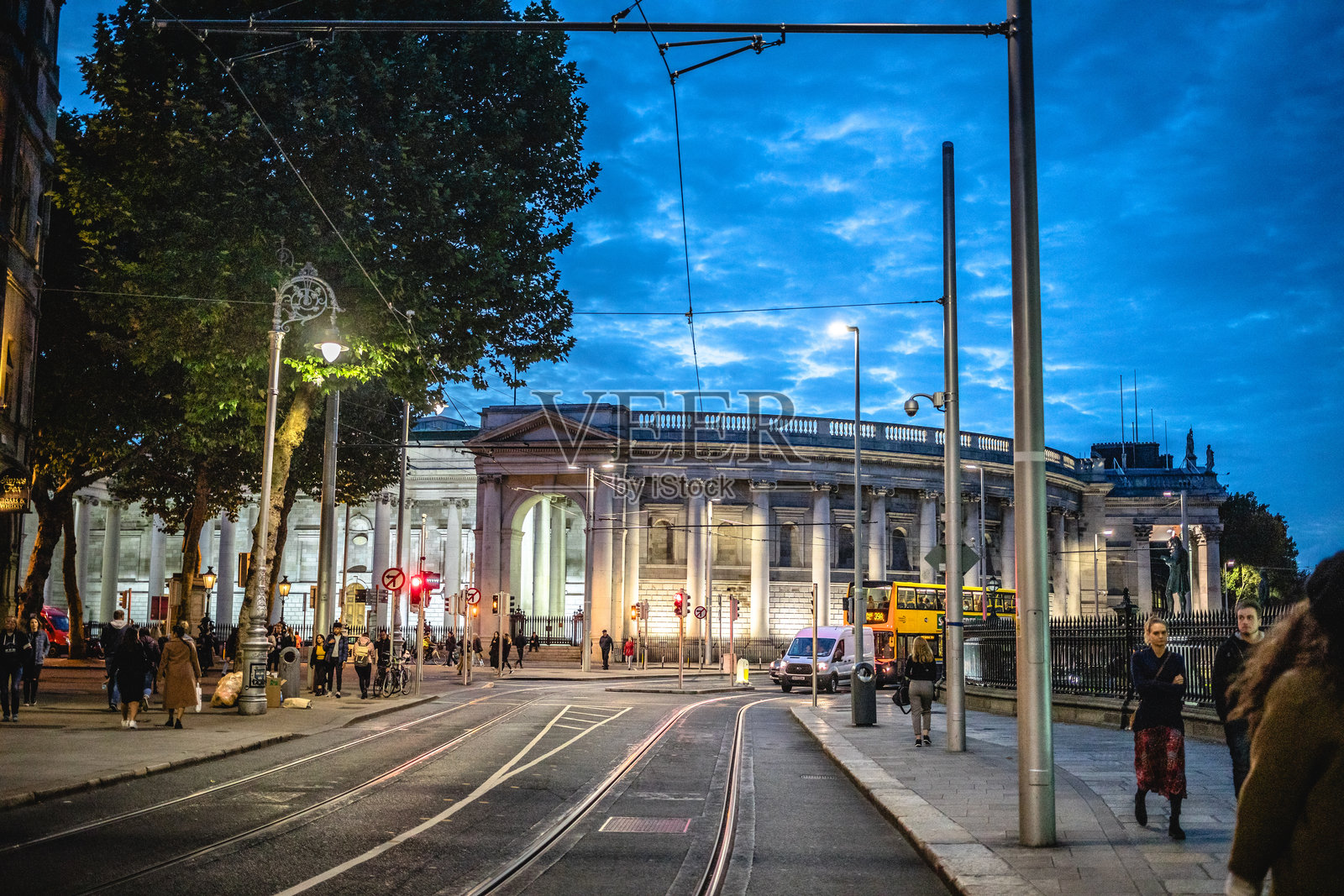 都柏林的爱尔兰银行夜景照片摄影图片