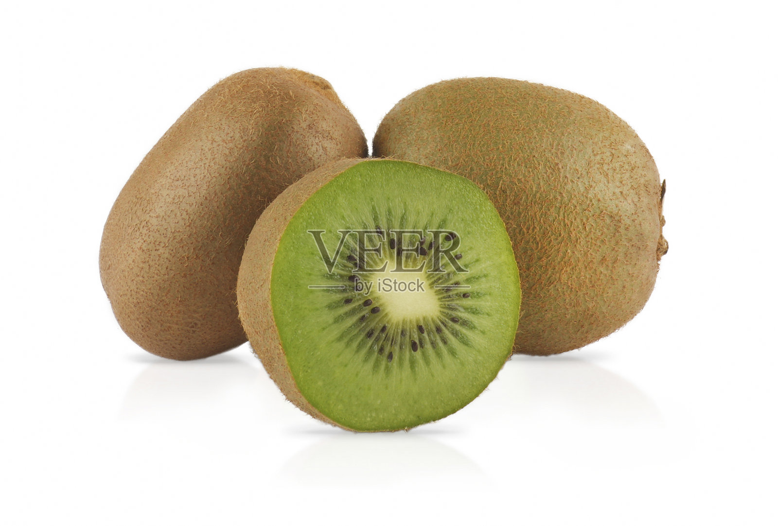 三颗成熟的猕猴桃整齐排列，其中一颗被切开，鲜艳的绿色果肉和细小的黑色种子清晰可见。这种摆放方式突显了水果的新鲜感和吸引力。照片摄影图片