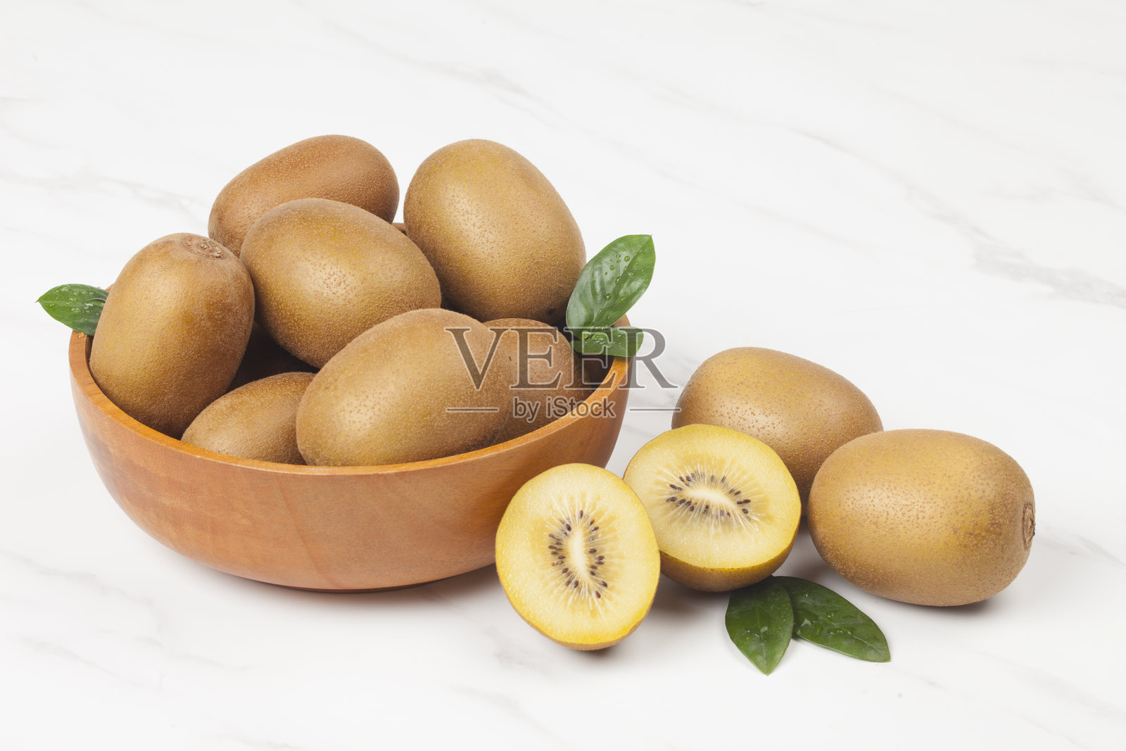 金奇异果内部呈黄色，是通过嫁接野生奇异果和奇异果而成的。照片摄影图片