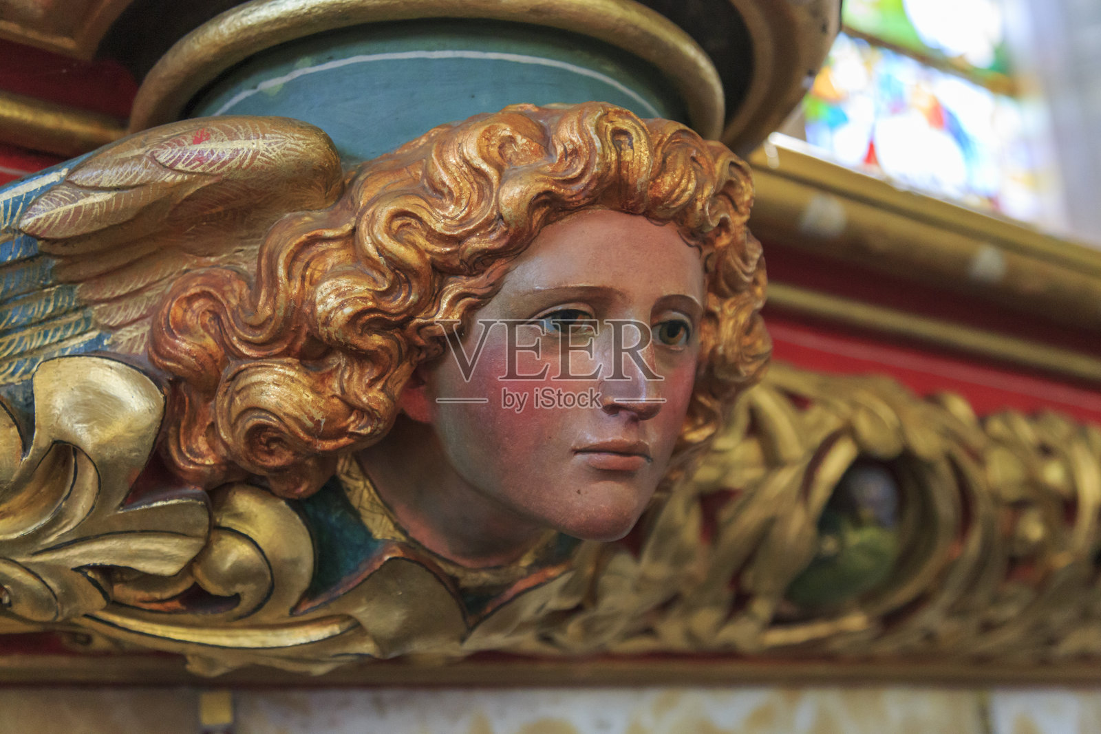 英格兰，北约克郡，里彭。喷泉修道院，斯塔德利皇家。联合国教科文组织世界遗产。国家信托，西多会修道院。维多利亚哥特复兴风格的圣玛丽教堂。天使面孔的内部细节。照片摄影图片