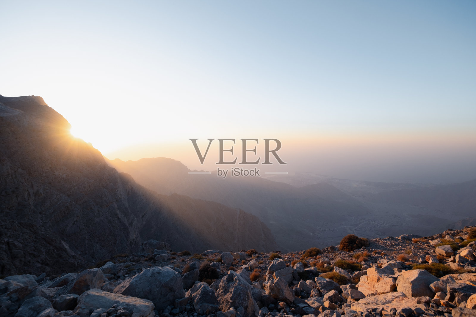 日落时分，冬季雾气笼罩山脉，徒步攀登山顶，自然风景壁纸背景，贾贝尔·贾伊斯，迪拜，阿布扎比山脉照片摄影图片