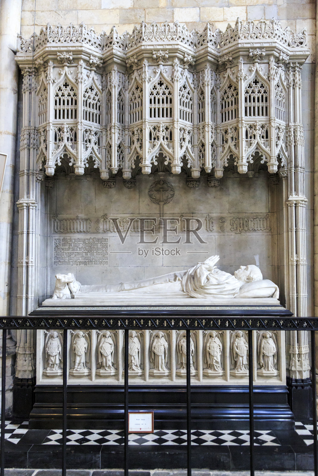 英格兰，约克郡，约克。英式哥特式大教堂和圣彼得大教堂，或称约克大教堂。走廊中的大理石墓。照片摄影图片