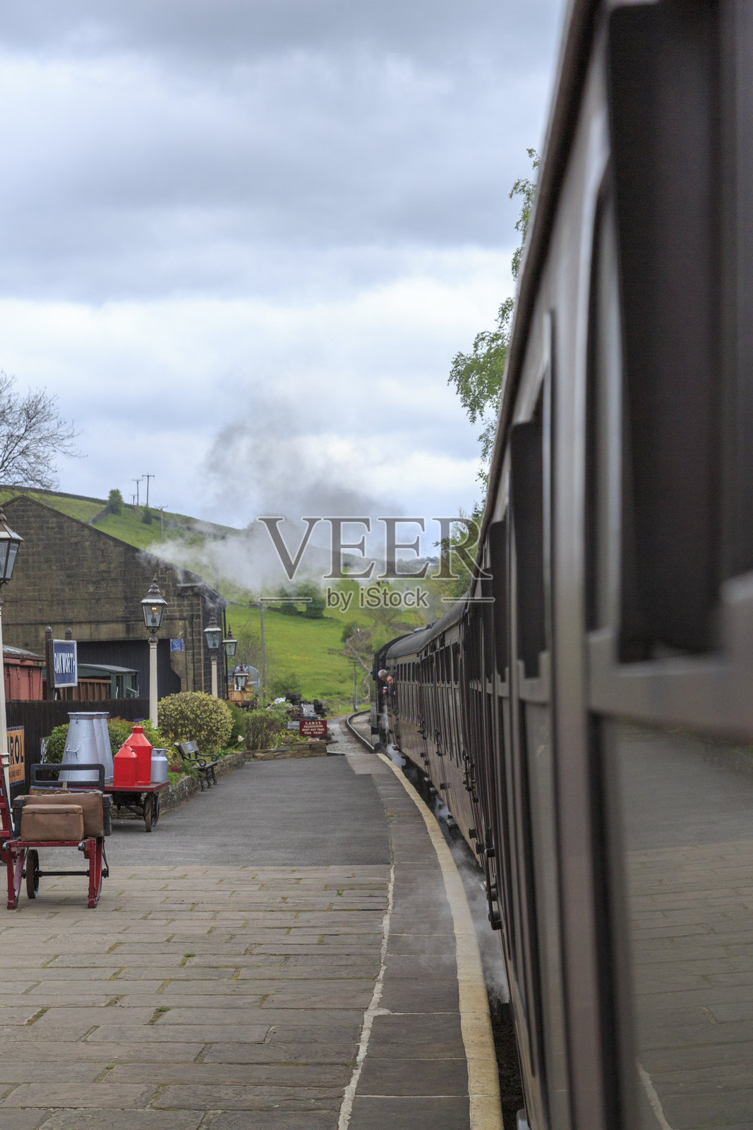 英格兰，西约克郡。凯斯利和沃斯谷铁路，蒸汽火车，沿沃斯谷向上行驶5英里到哈沃斯和奥克肖普。照片摄影图片