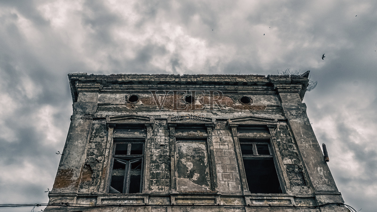 被遗弃的破坏房屋，城市中没有人。照片摄影图片