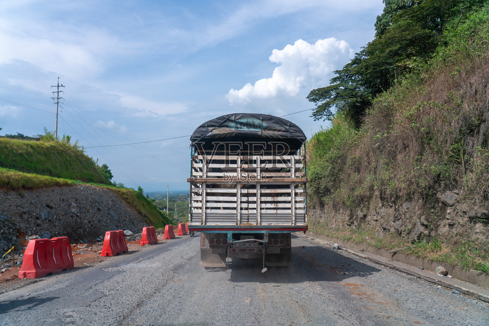 哥伦比亚乡村道路上的卡车，热带气候照片摄影图片