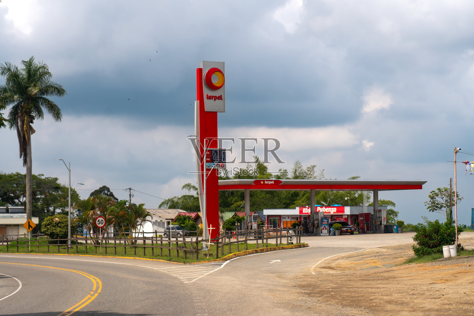 哥伦比亚高速公路上的加油站,位于热带气候中照片摄影图片