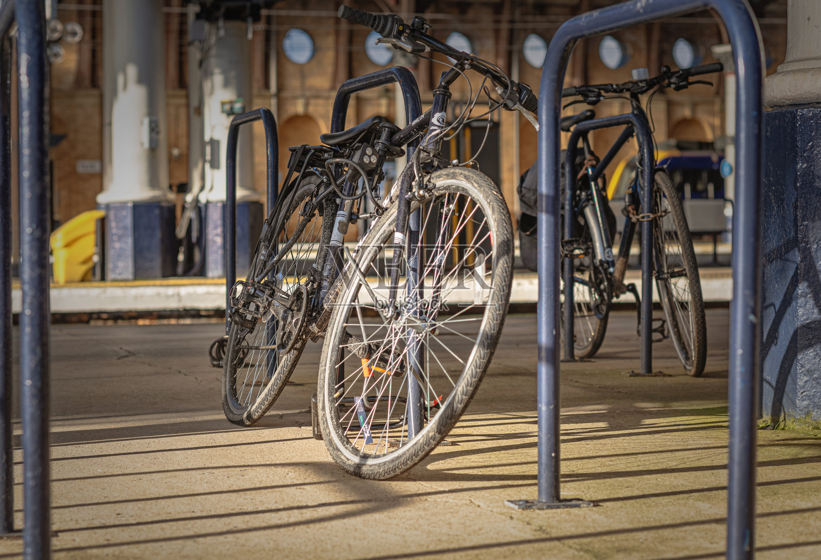 自行车和铁路站台。照片摄影图片