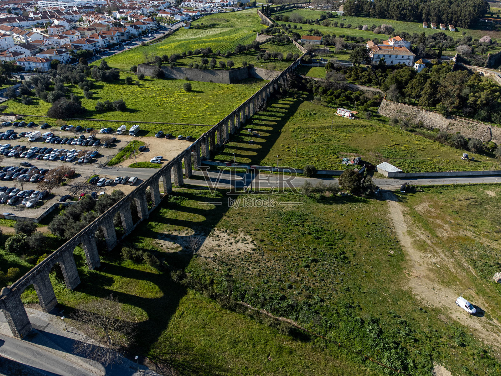 葡萄牙埃武拉的阿瓜德普拉塔高架水道的无人机视角。照片摄影图片