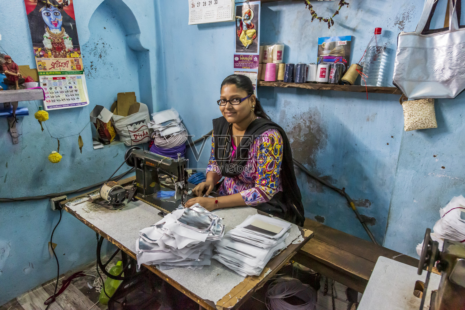 亚洲，印度，西孟加拉邦， Kolkata。小型布袋制造工厂。照片摄影图片