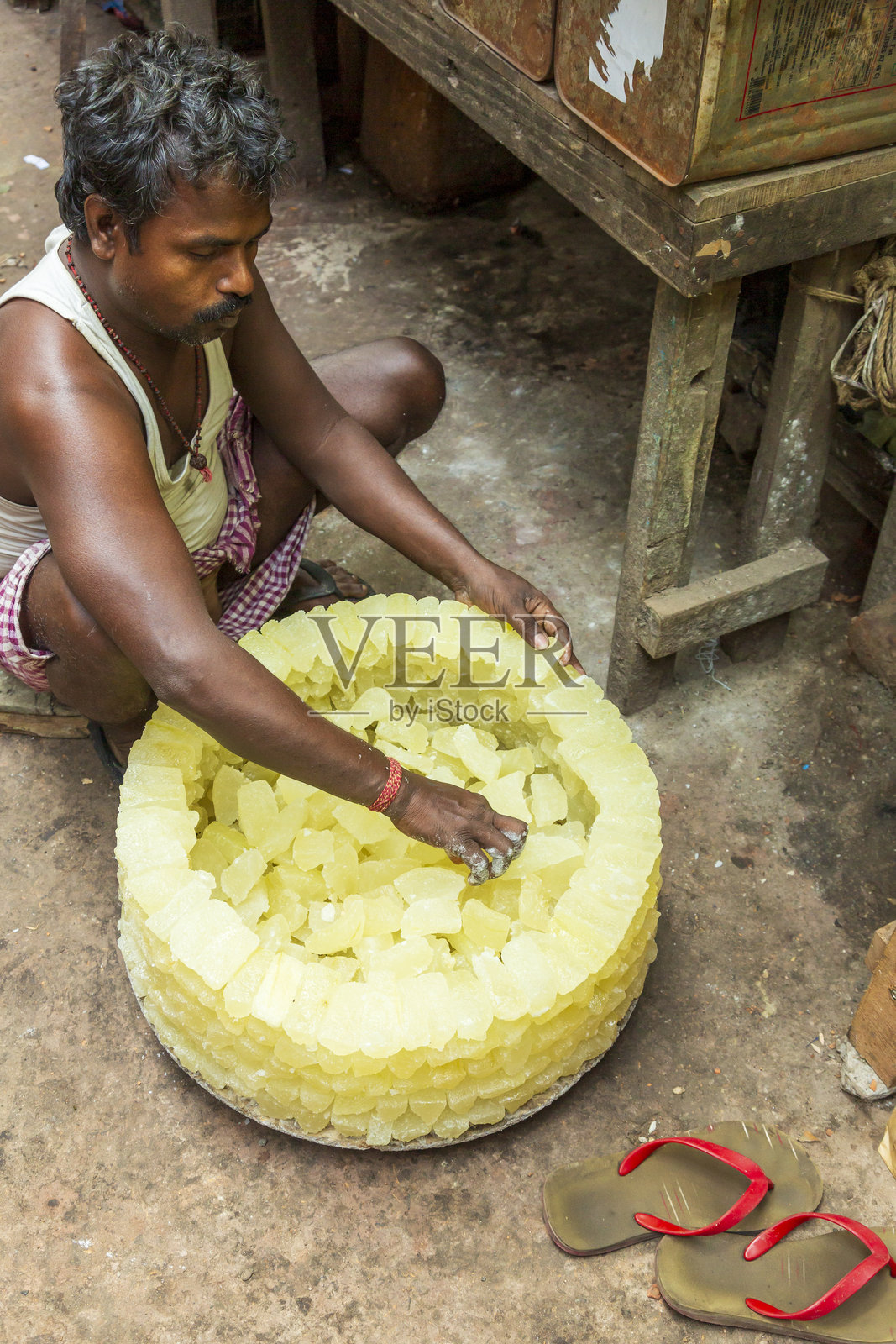 印度，西孟加拉邦， Kolkata。市场上准备柠檬皮糖。照片摄影图片