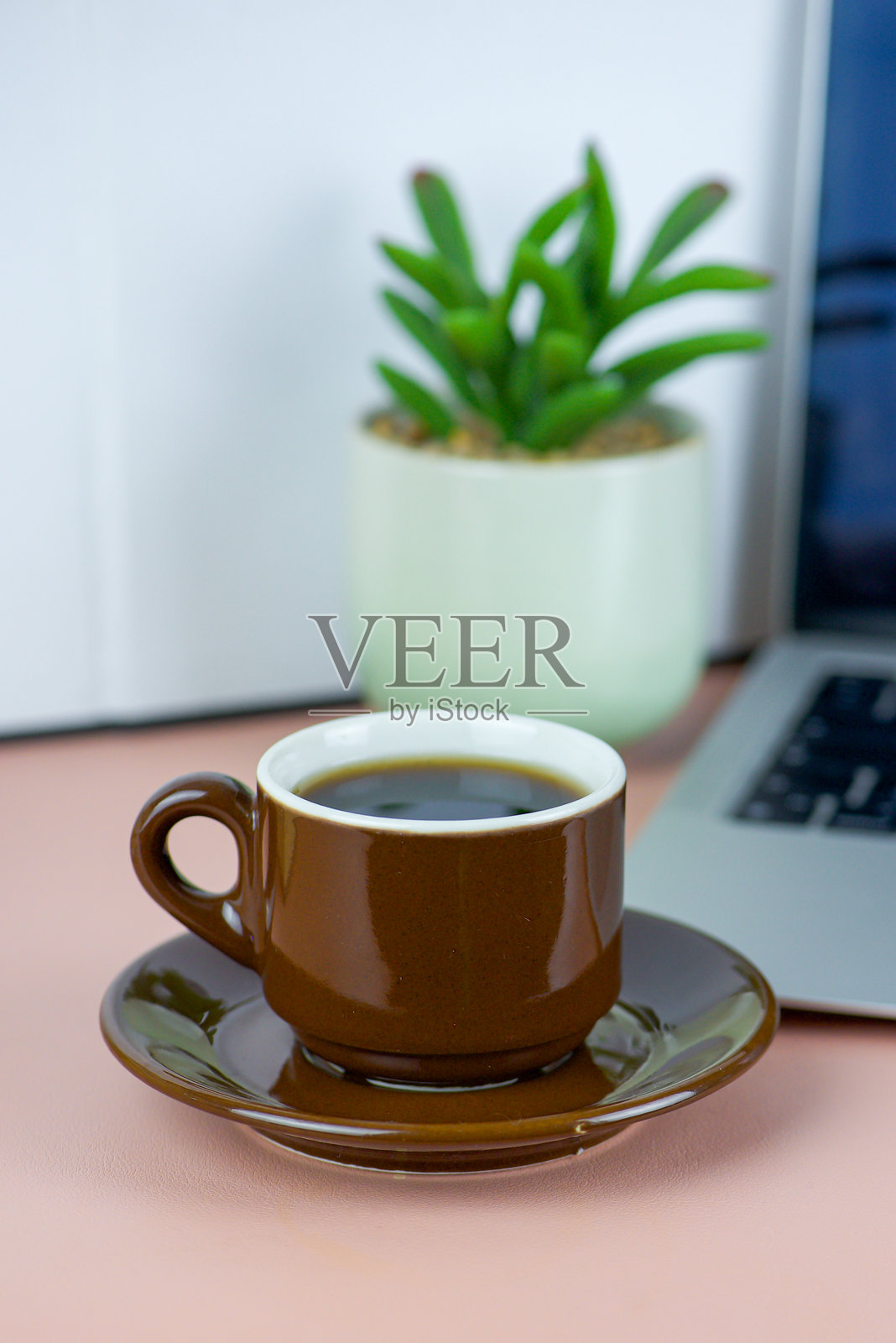 桌面上的咖啡杯与笔记本电脑和书籍，自由职业、商业和培训概念照片摄影图片