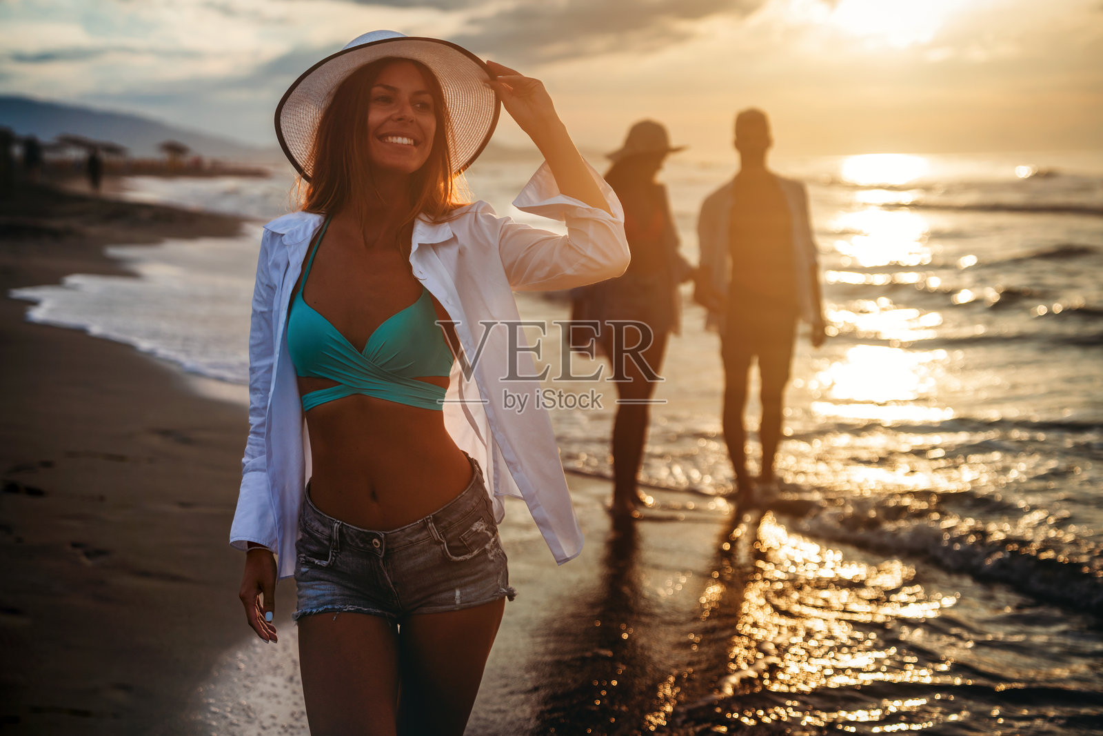 时尚女性在热带海滩度假放松。无忧无虑的女孩在海边休闲。照片摄影图片