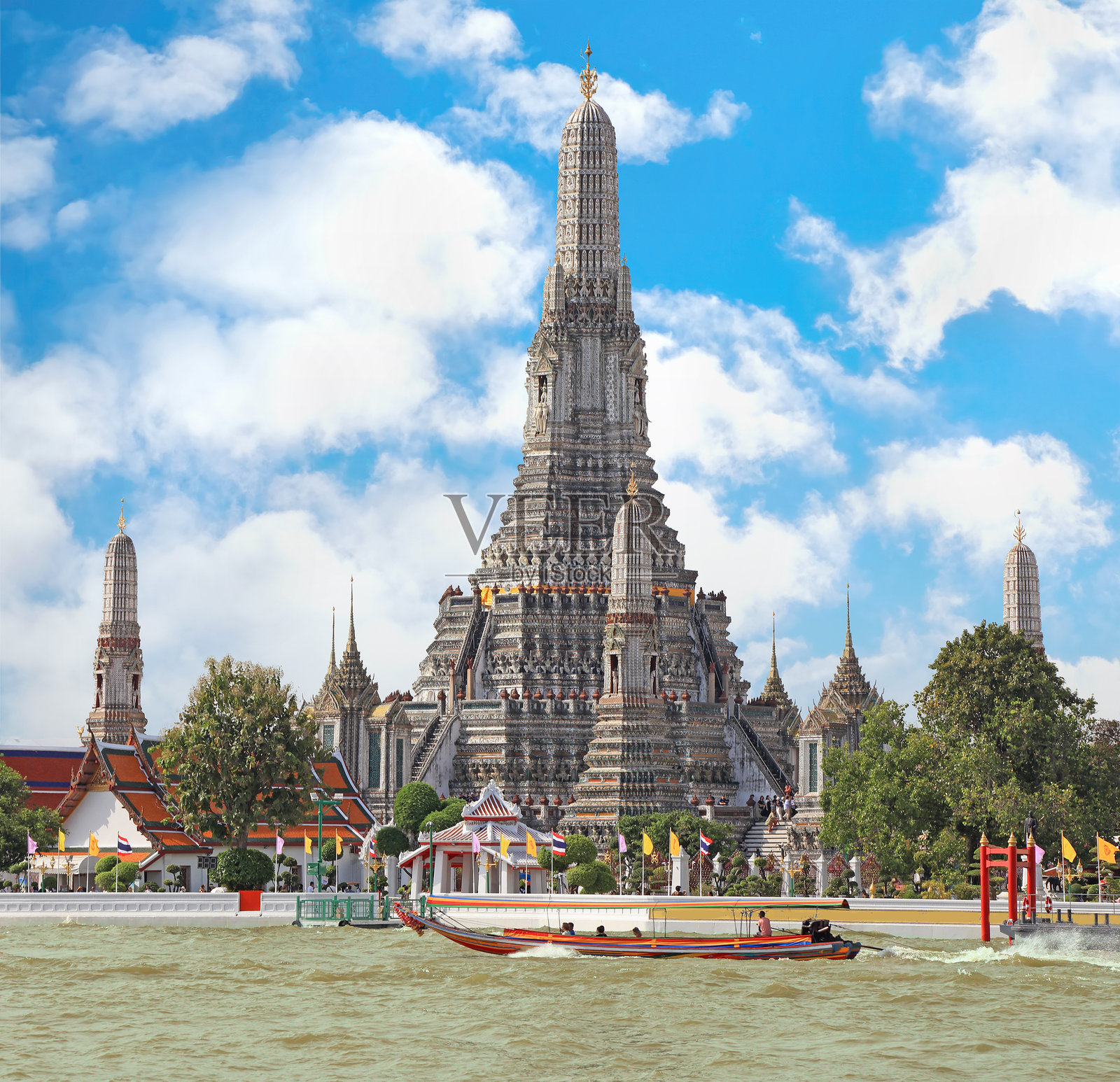 从河上看曼谷的阿伦寺，前景是一艘传统泰国船。照片摄影图片