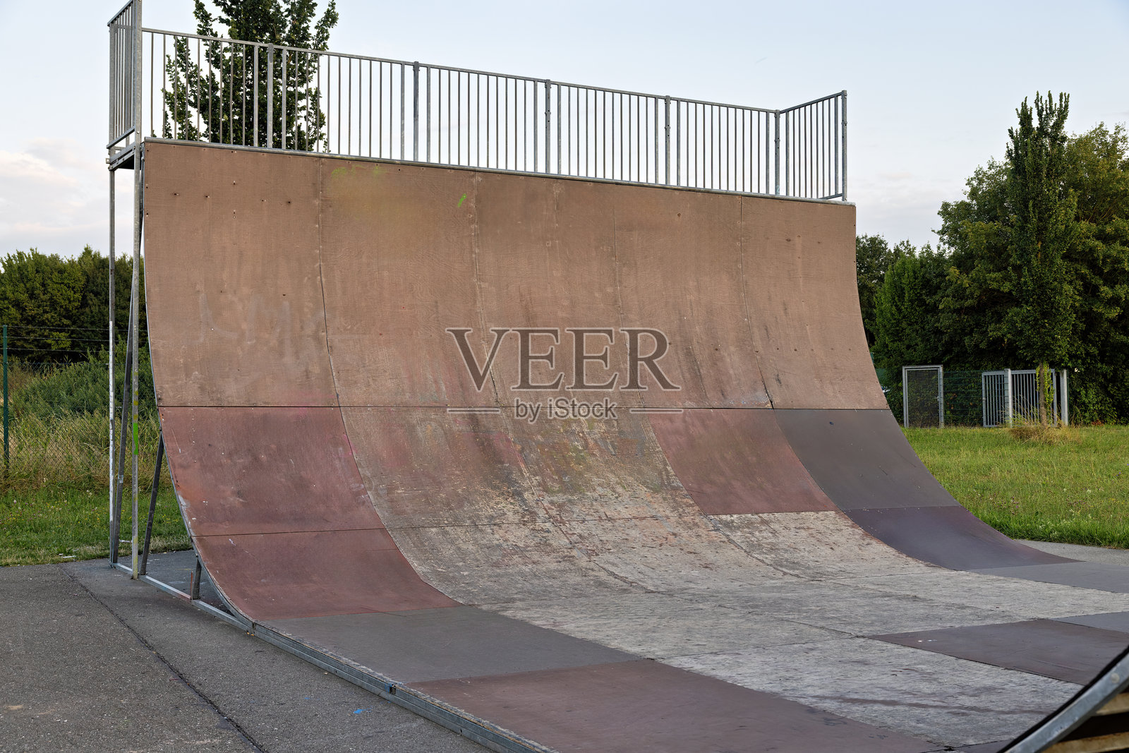 夏季的滑板公园，设有不同的半管滑道照片摄影图片