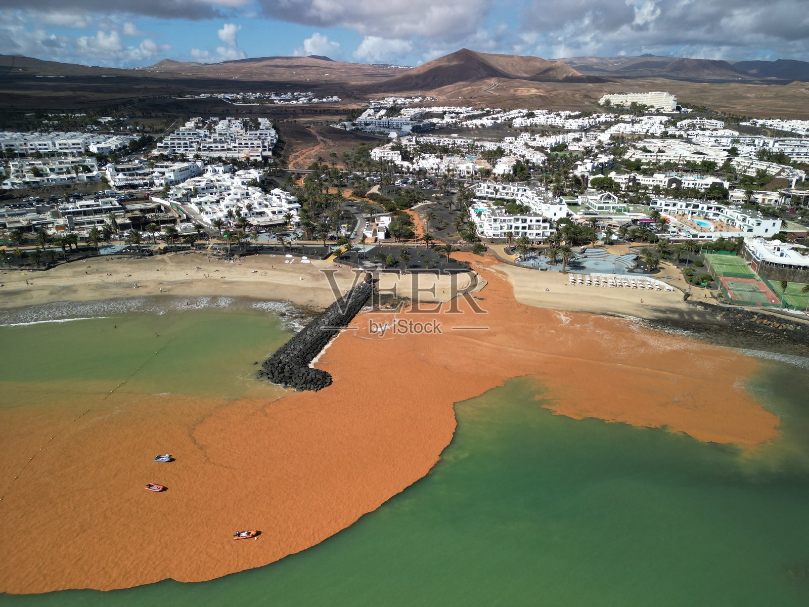 兰萨罗特的科斯塔·特古伊斯镇的鸟瞰图照片摄影图片