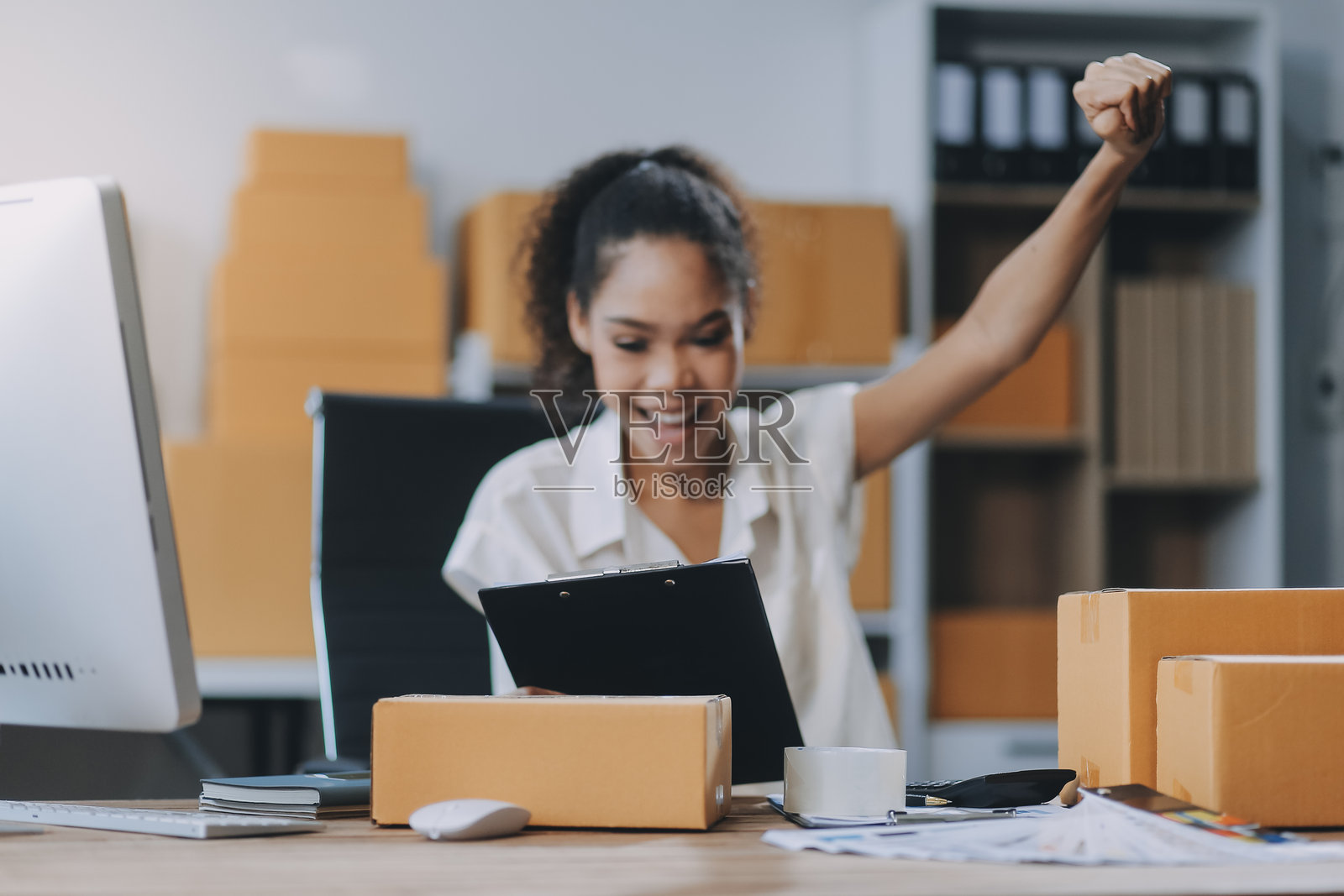 女性企业家肖像，正在处理收据盒和在线订单，准备打包盒子，向客户销售，在线中小企业商业创意。照片摄影图片