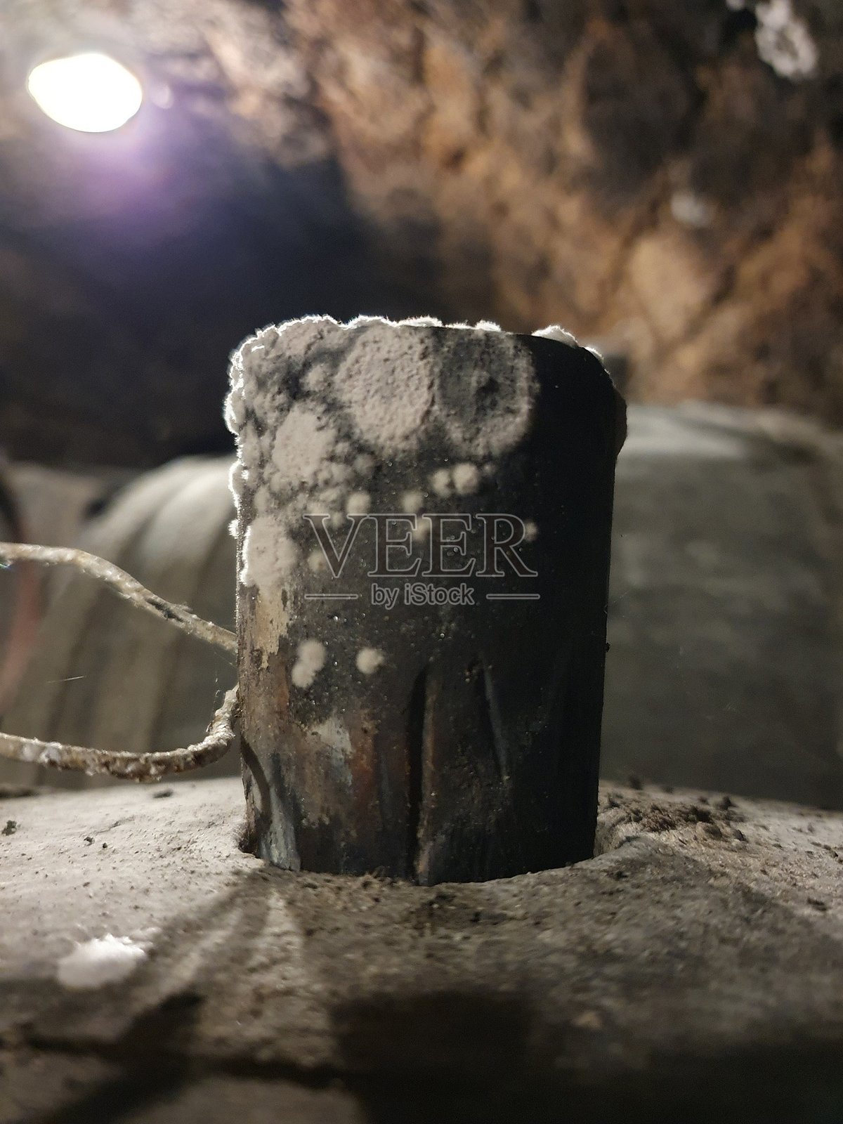 酒窖里发霉的旧桶塞照片摄影图片