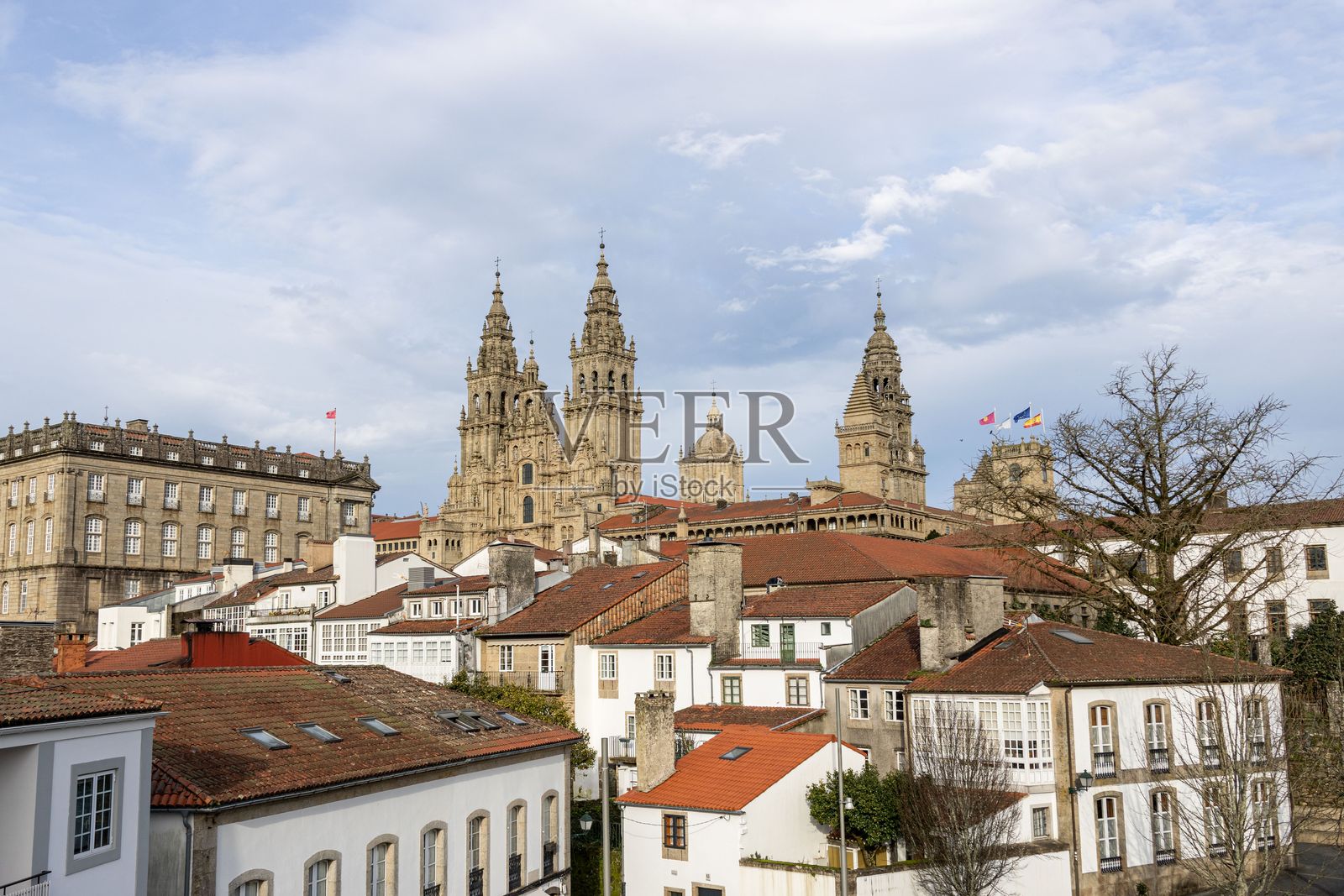 圣地亚哥-德孔波斯特拉大教堂和老城区的风景如画的景观照片摄影图片