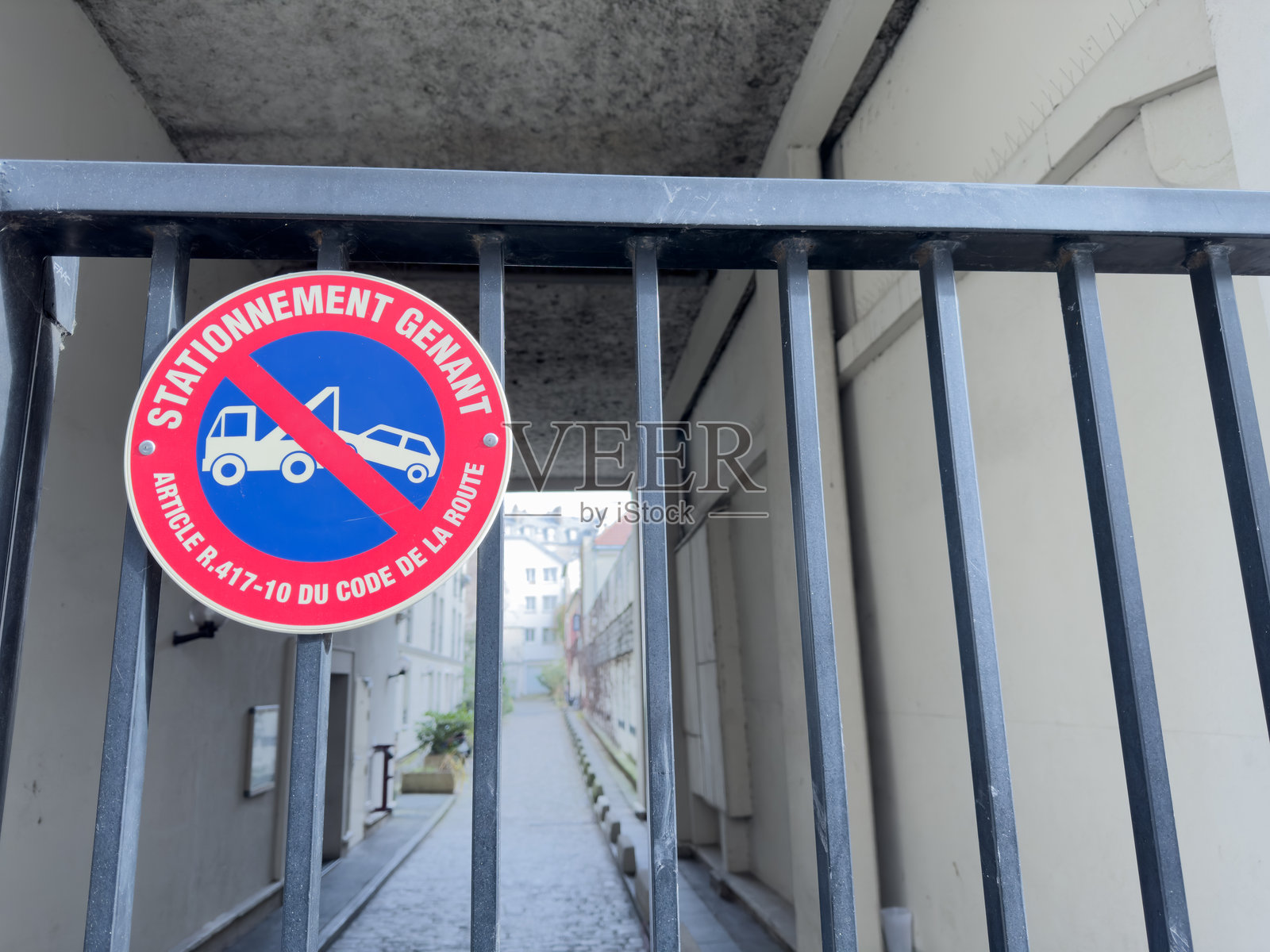 禁止停车标志,标示狭窄巷道的禁停区域照片摄影图片