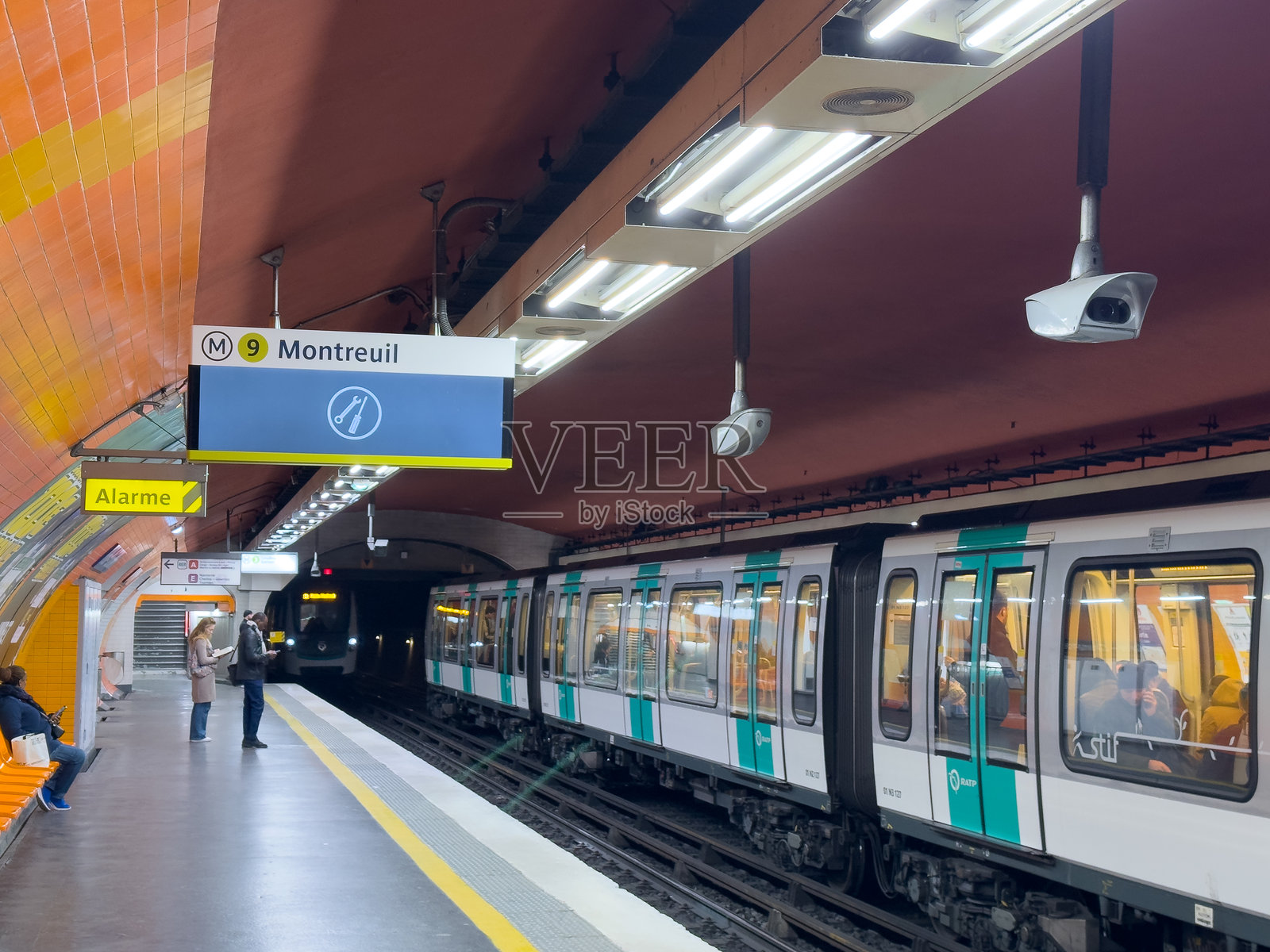 巴黎地铁系统蒙特勒伊站的繁忙高峰时刻照片摄影图片