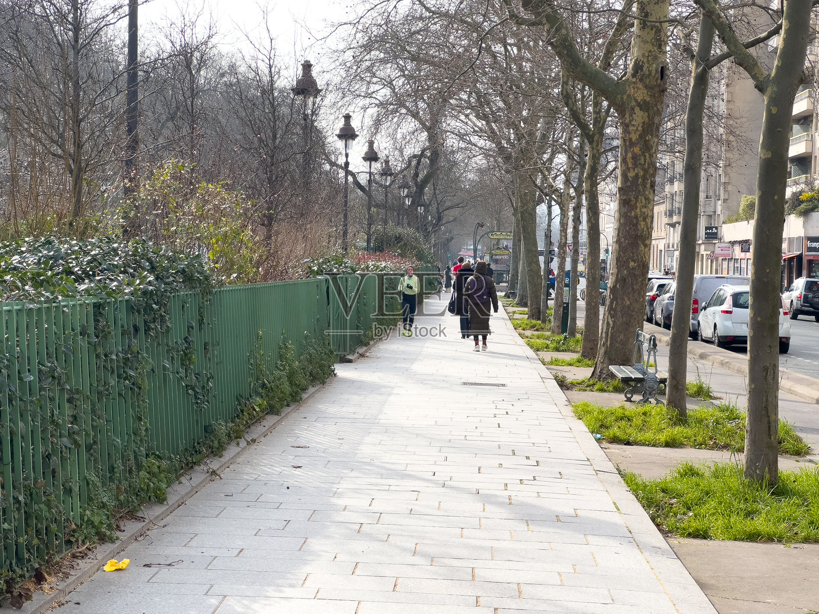 在初春时节，悠闲地漫步在宁静的城市小径上照片摄影图片