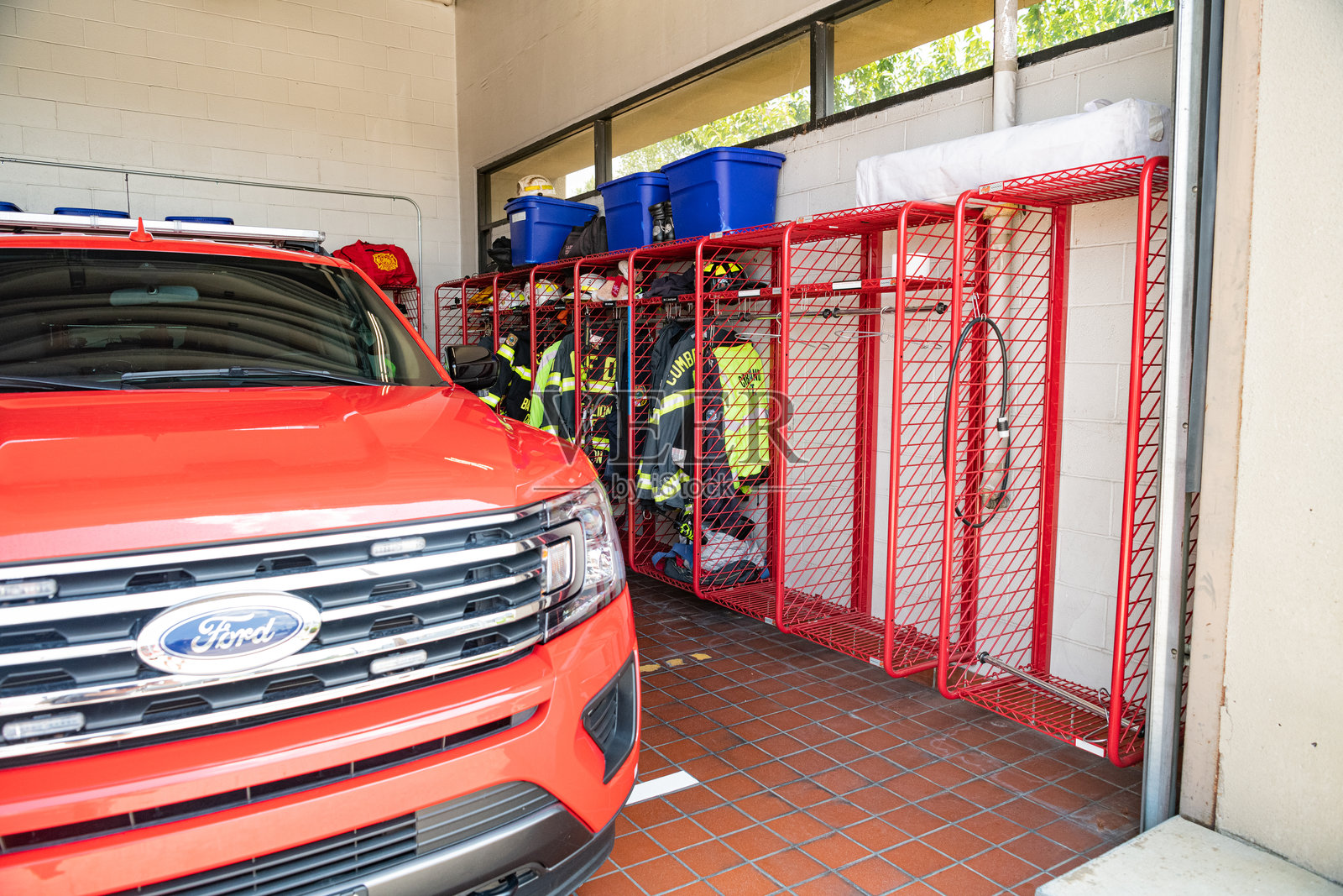 城市消防站 - 门敞开，消防车处于待命状态。照片摄影图片