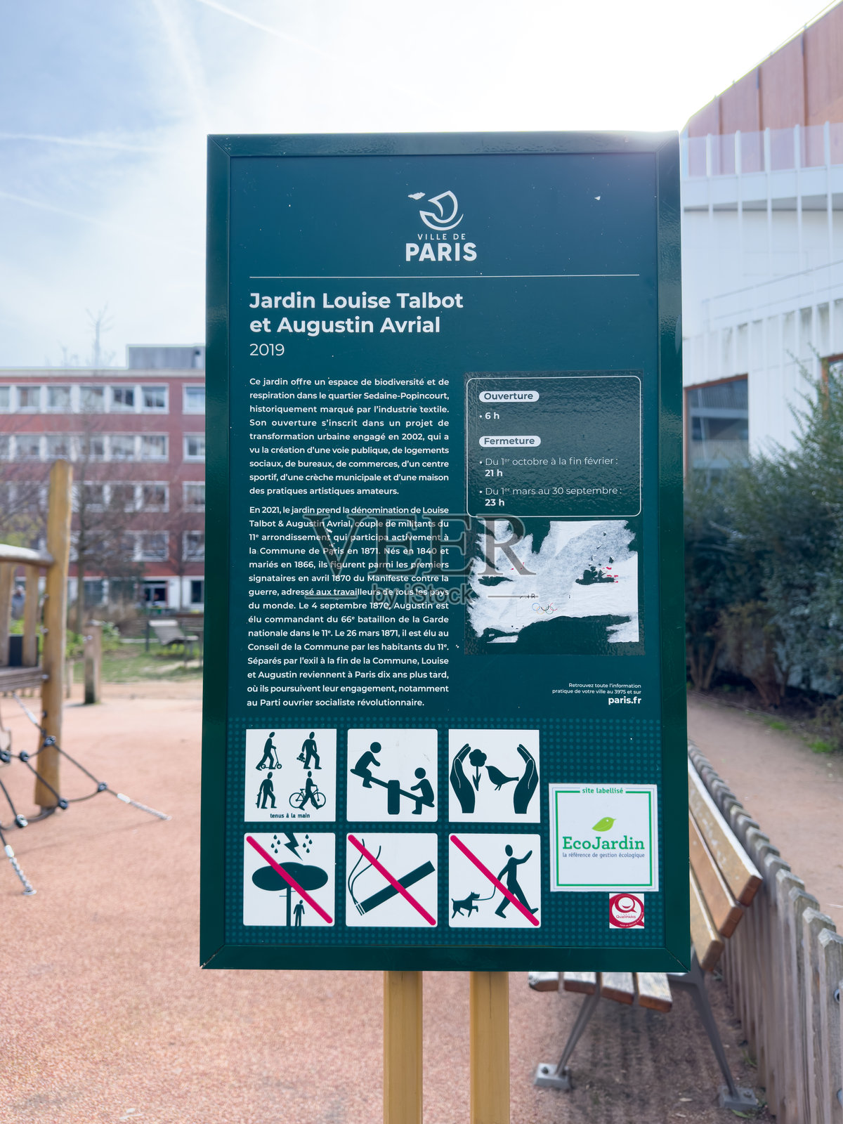 迷人的巴黎花园指示牌，展示规则和活动照片摄影图片