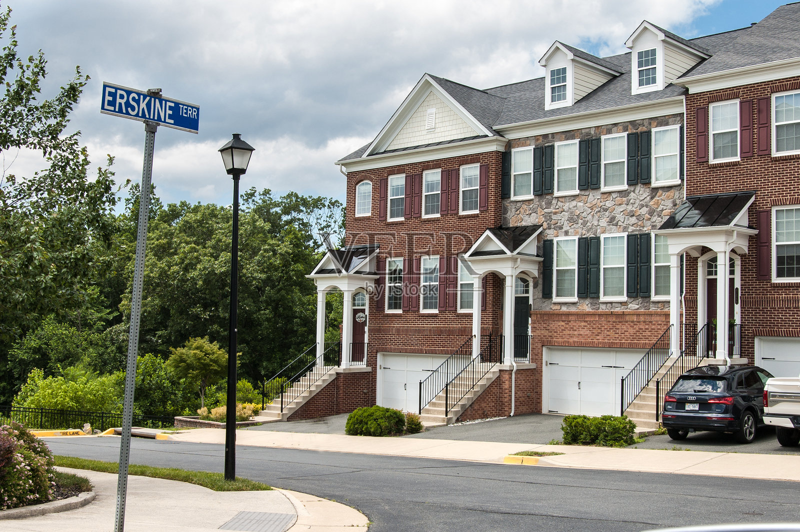 公寓楼的外观;美国小镇上典型的住宅建筑。照片摄影图片