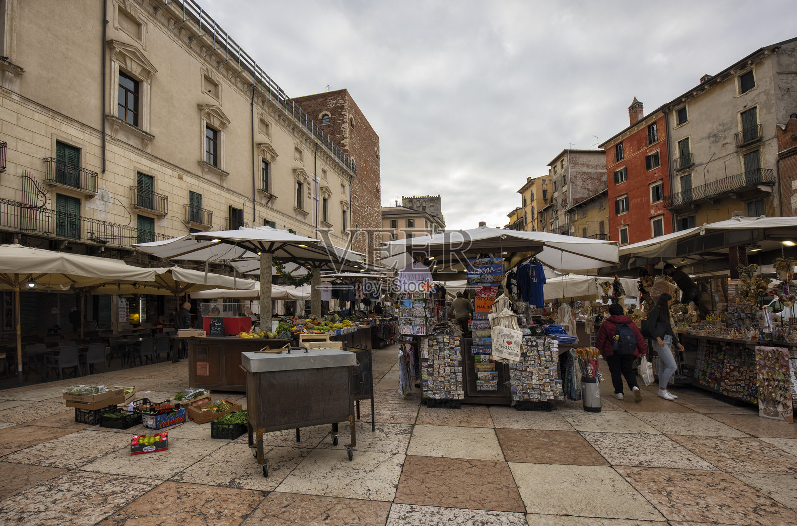 意大利维罗纳的晨间草药广场照片摄影图片