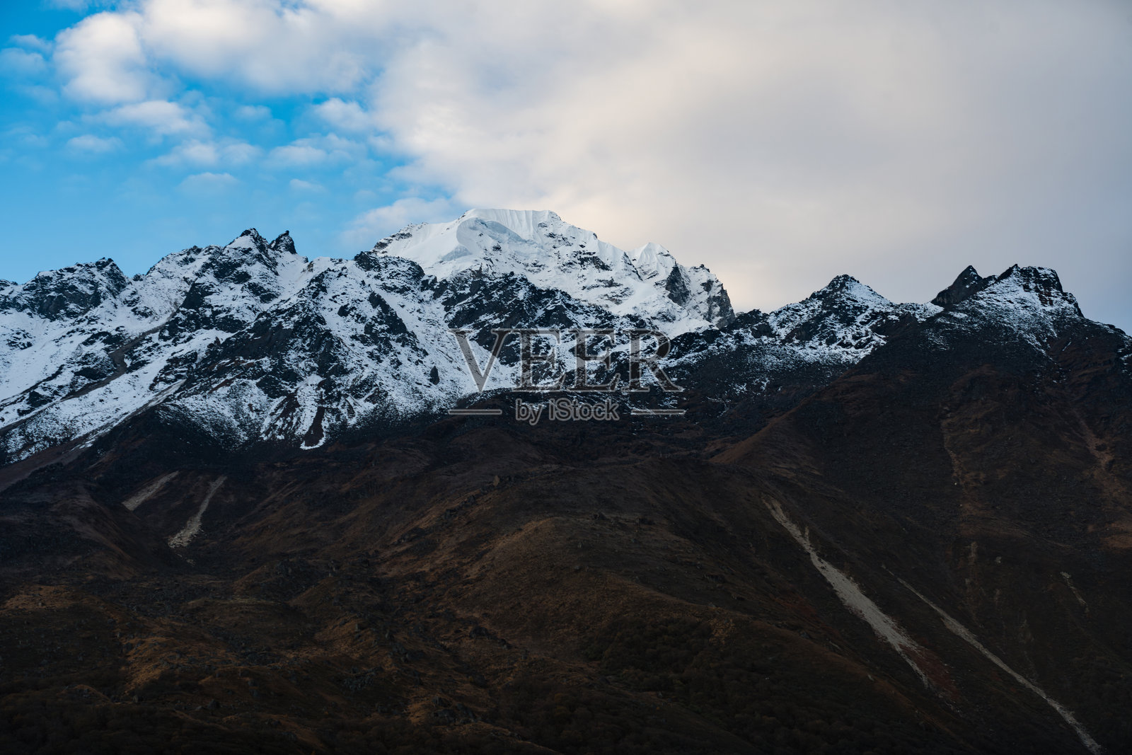 美丽的喜马拉雅山脉，来自尼泊尔朗塘地区的策尔戈里观景点俯瞰雅拉峰。照片摄影图片